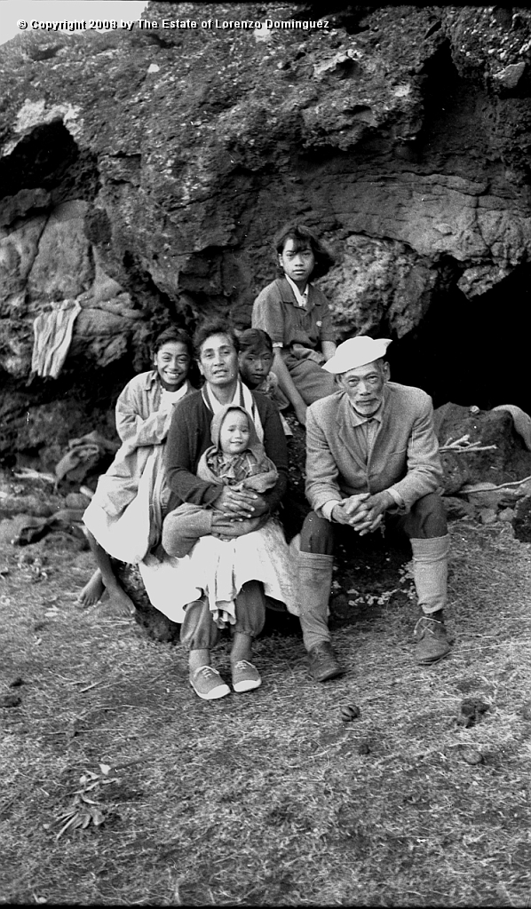 TAM_Ana_Havea_04.jpg - Easter Island. 1960. Group by the entrance to the cave of Ana Havea, near ahu Tongariki. Photograph taken shortly before the destruction of the ahu by the tsunami of May 22, 1960.